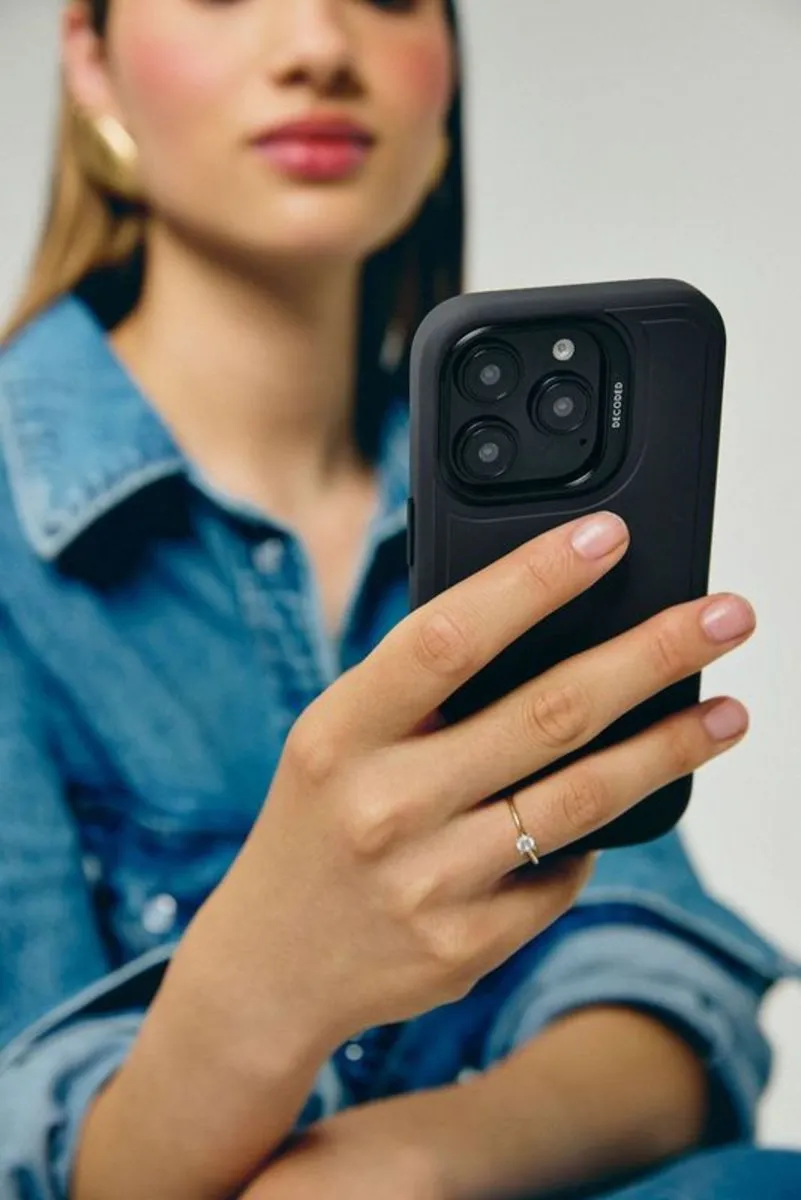 Decoded D24SIF16PBLK Siliconen Hoesje iPhone 16 Plus - Zwart - afbeelding 6 van 6