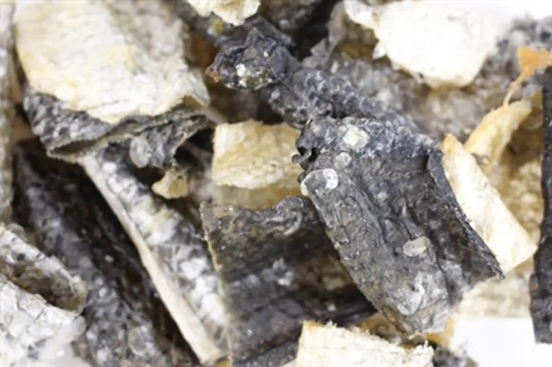 Sn'urk Gedroogde Zalmhuidbites Hondensnack 50g - afbeelding 5 van 6