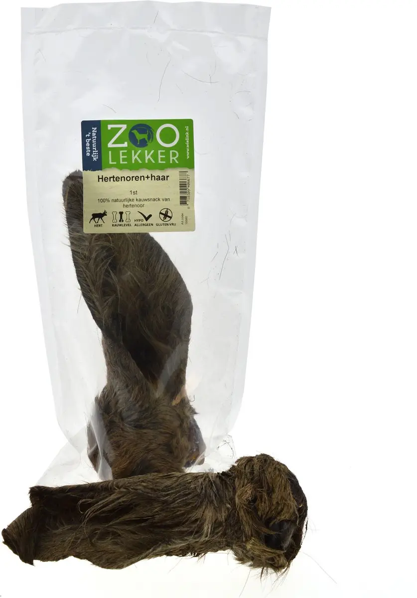 Zoolekker Hertenoor met haar hondensnack