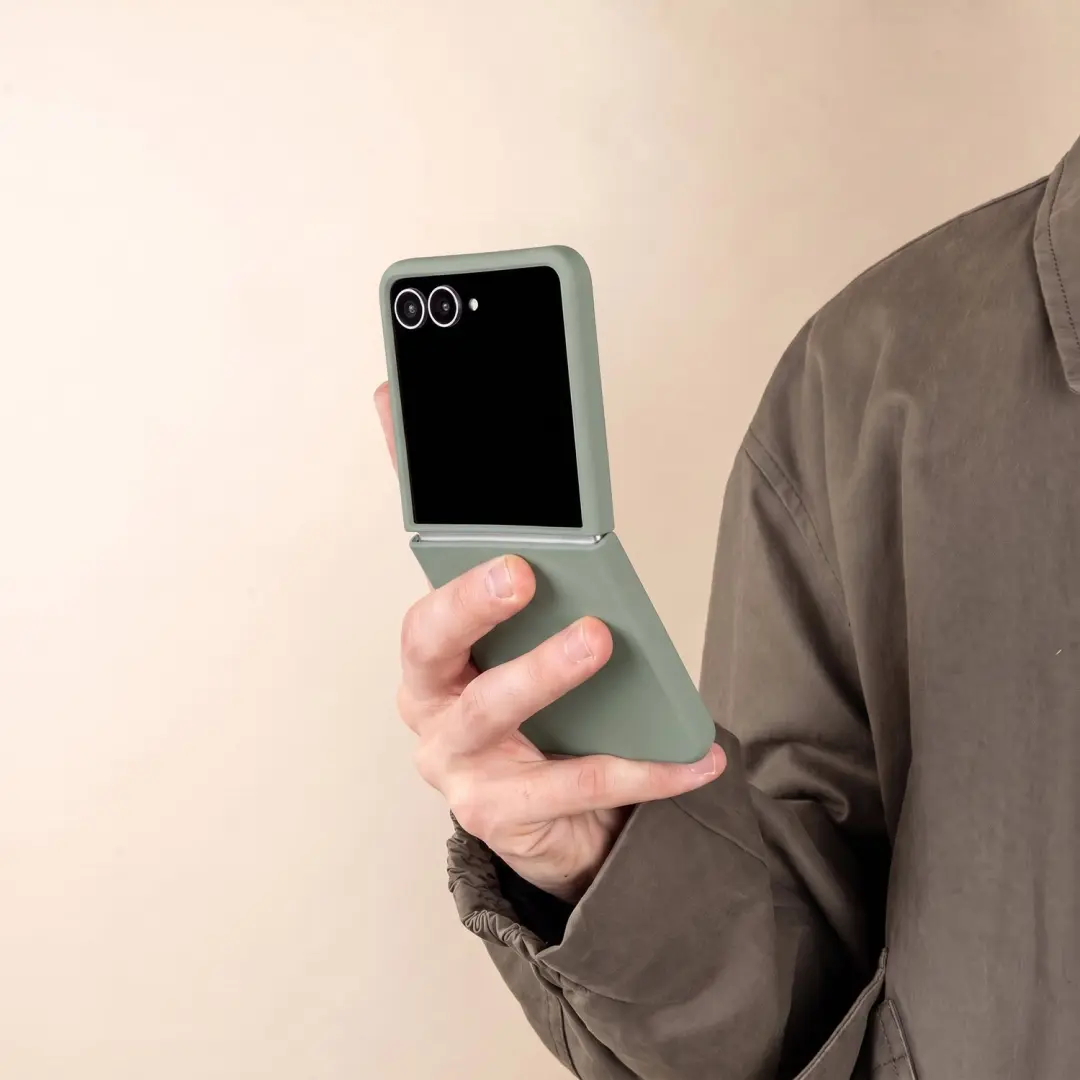 Accezz Liquid Silicone Hoesje Galaxy Z Flip 8 - Cooper Green - afbeelding 2 van 6