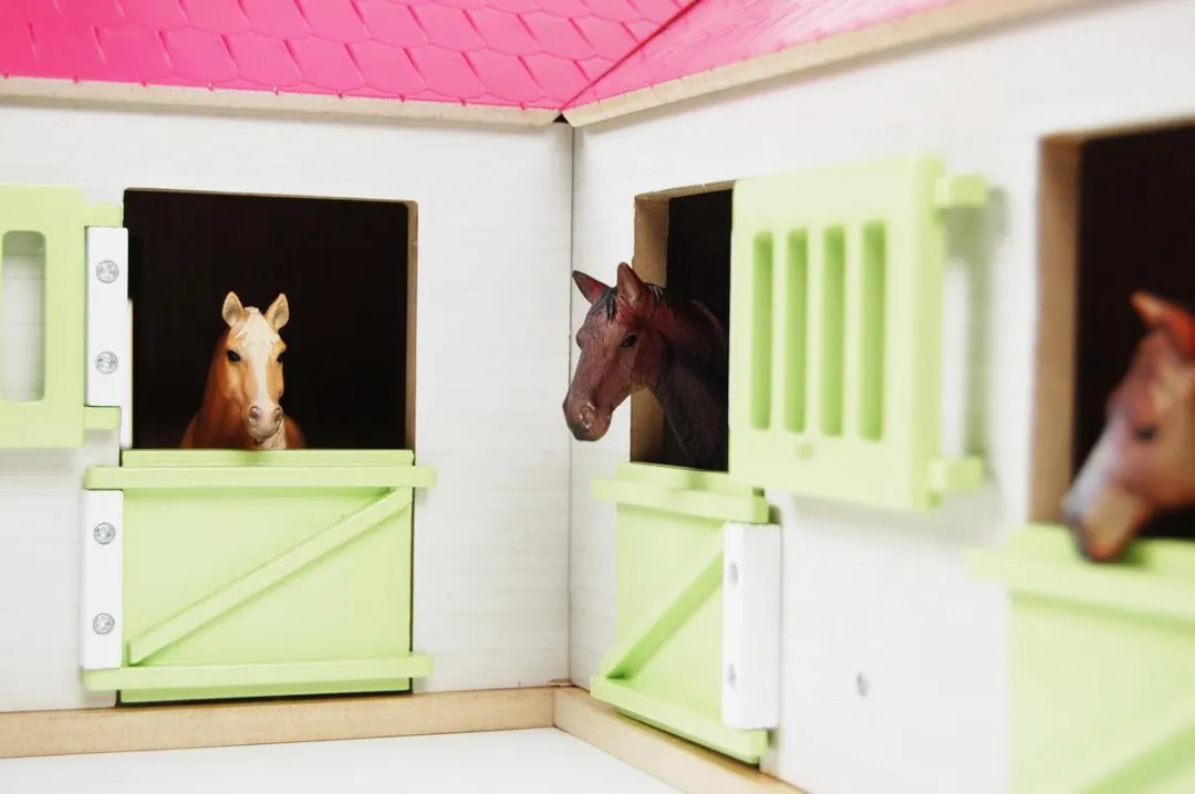 Kids Globe Paardenstal Roze 1:24 - 4 Meubels