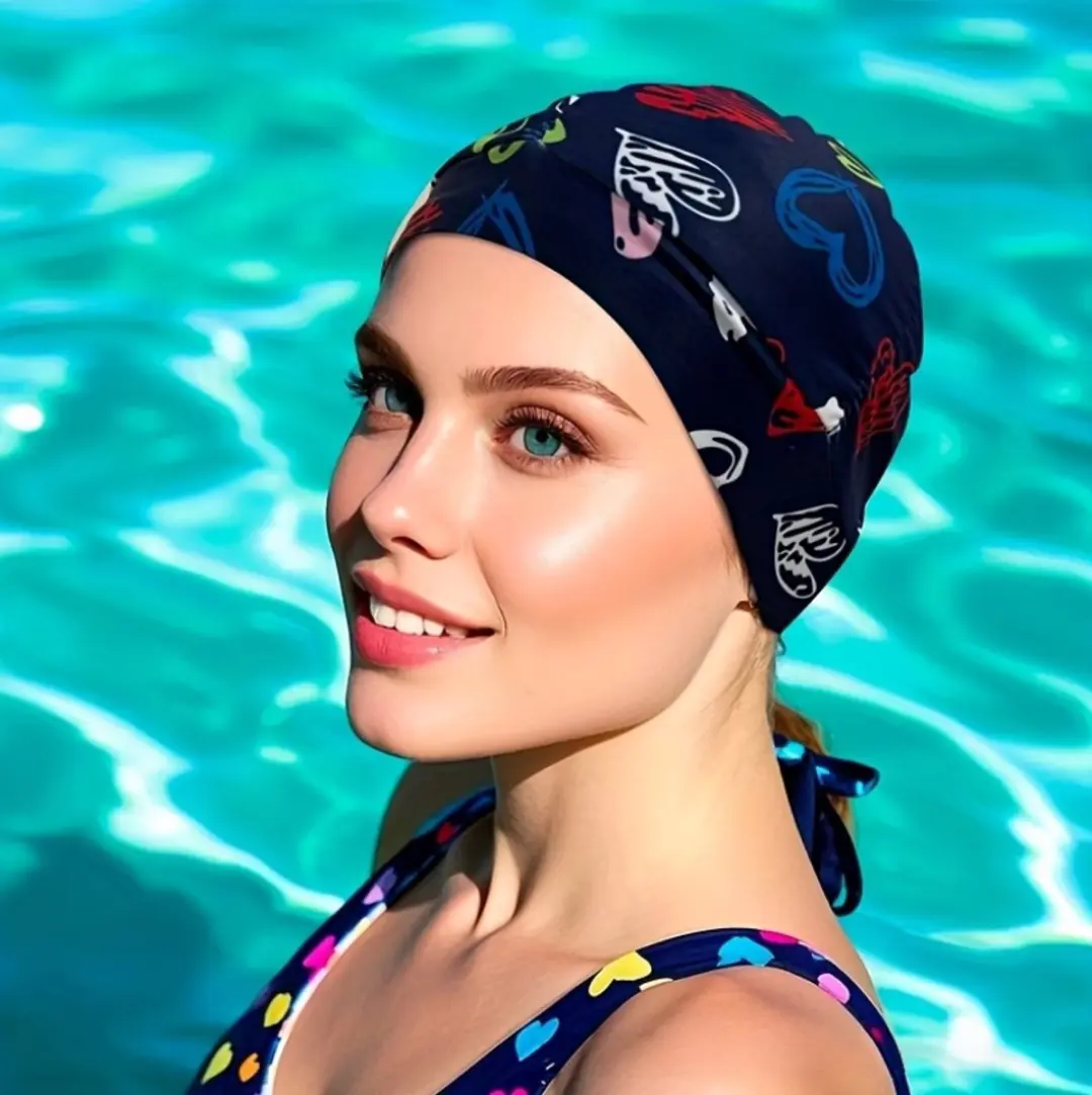 Donkerblauw multicolor badmuts dames met hartjes en kleurrijke patronen