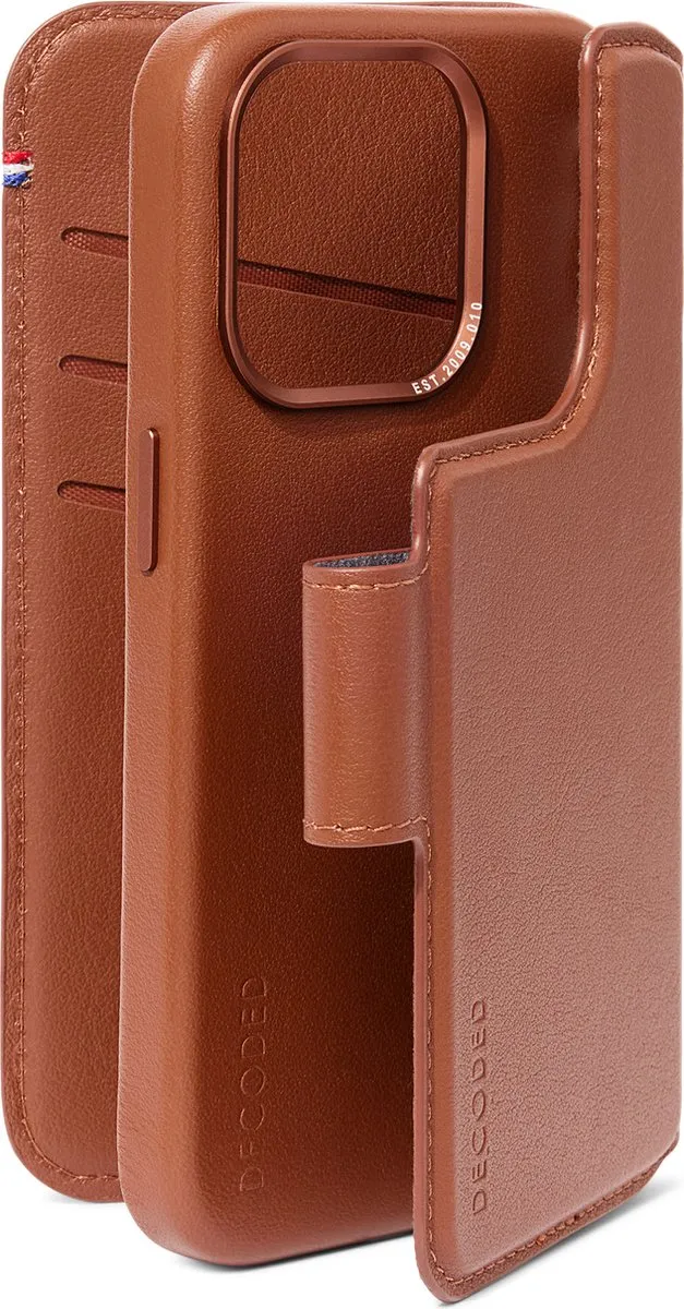 Decoded D24IPO15PDW5TN iPhone 15 Pro Hoesje - 2-in-1 Magnetisch - 3 Pasjes - Tan