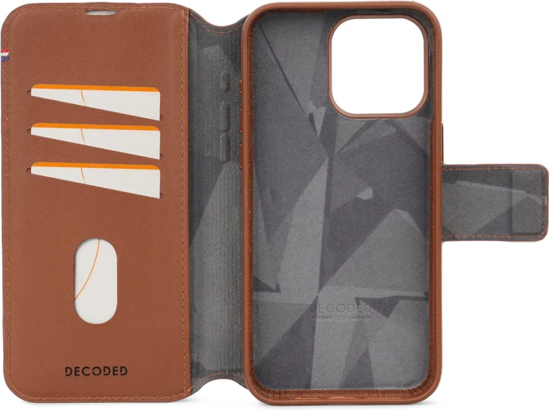Decoded D24IPO15PDW5TN iPhone 15 Pro Hoesje - 2-in-1 Magnetisch - 3 Pasjes - Tan