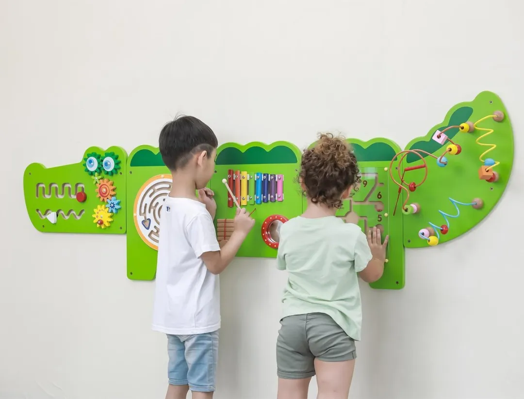 Viga Toys Houten Wandspeelbord Krokodil 187cm