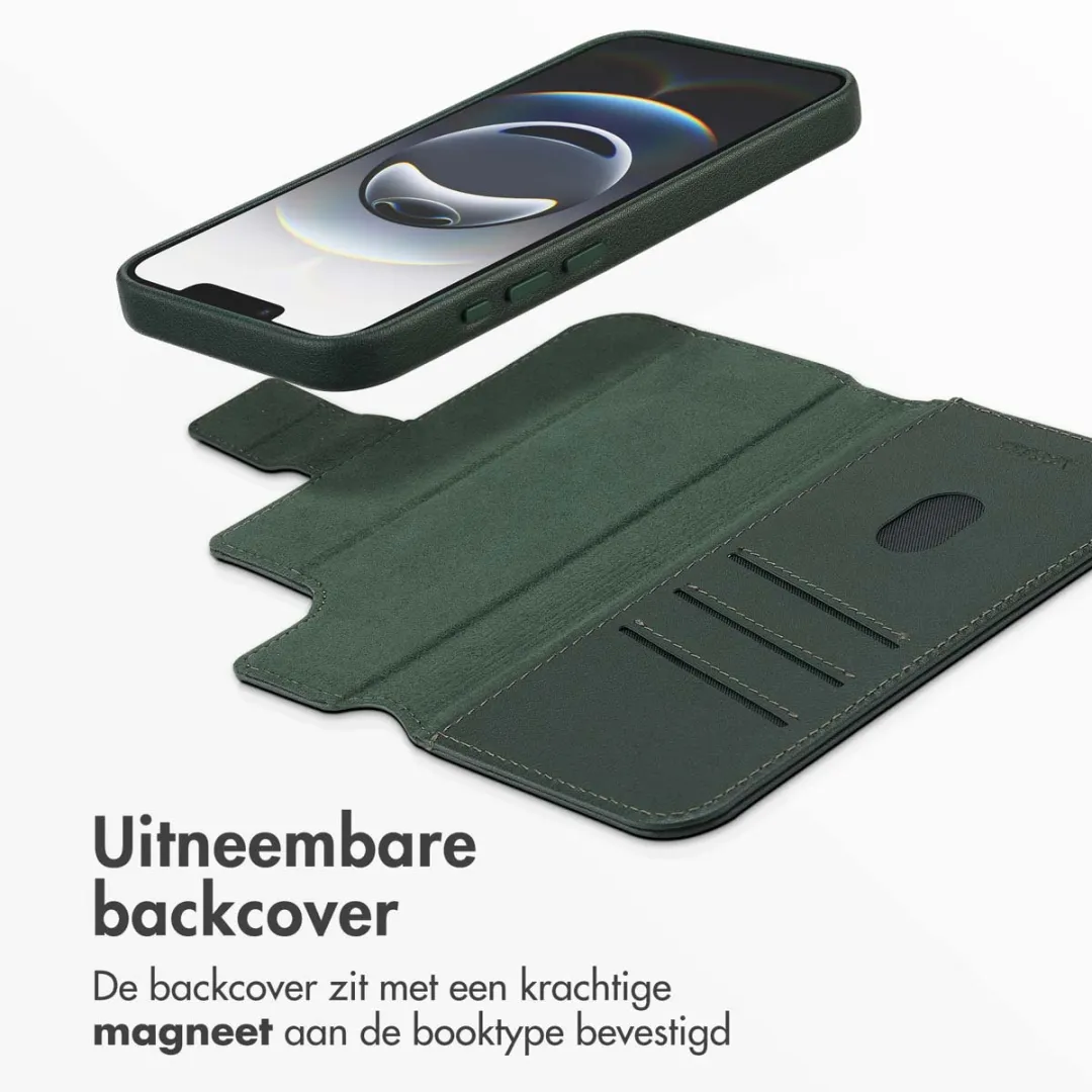 Accezz Hoesje iPhone 16e Leather Bookcase 2-in-1 - MagSafe - 3 Pasjes - Donkergroen