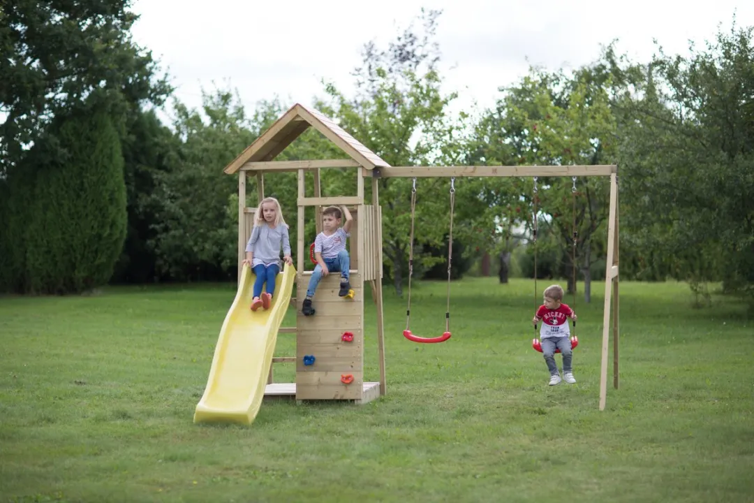 Wendi Toys Houten speeltoren Pinguïn - glijbaan, klimwand en 2 schommels