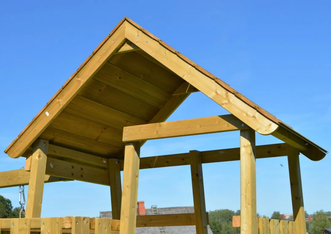 Wendi Toys Houten speeltoren Pinguïn - glijbaan, klimwand en 2 schommels