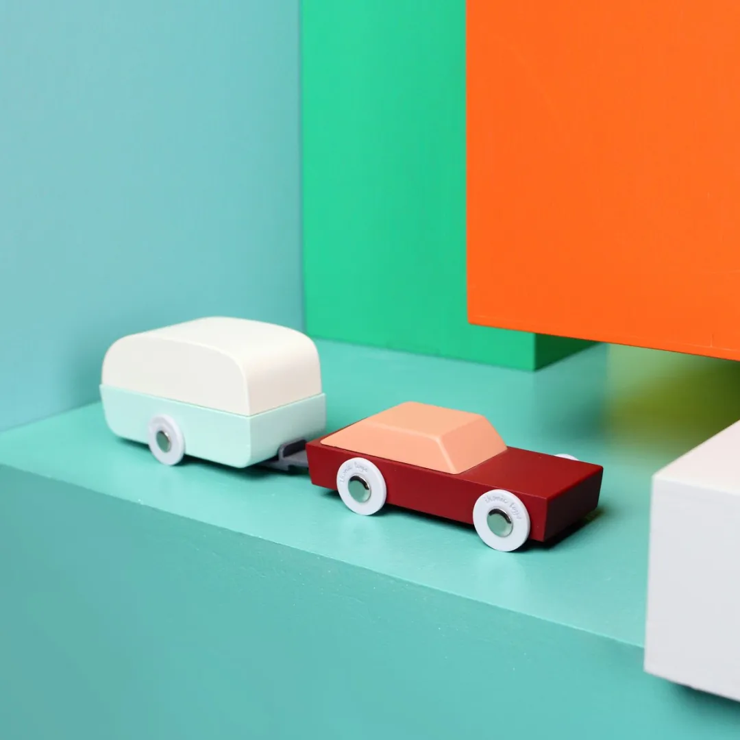 IKONIC Floris Hovers Duotone Car #8 - Car and Caravan