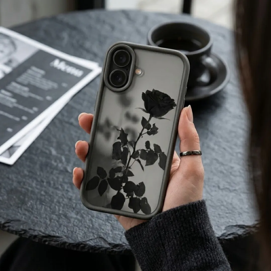 NUVEX iPhone 16 Plus Hoesje - Zwart Transparant - Roos Print
