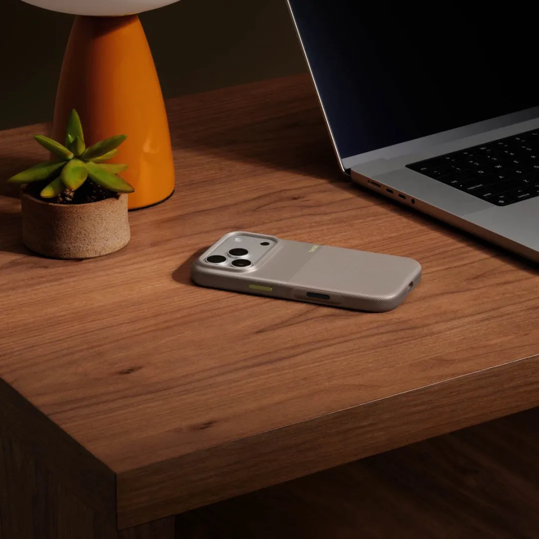 Beats Rugged Case MGJP4LL/A - iPhone 17 Pro - Grijs