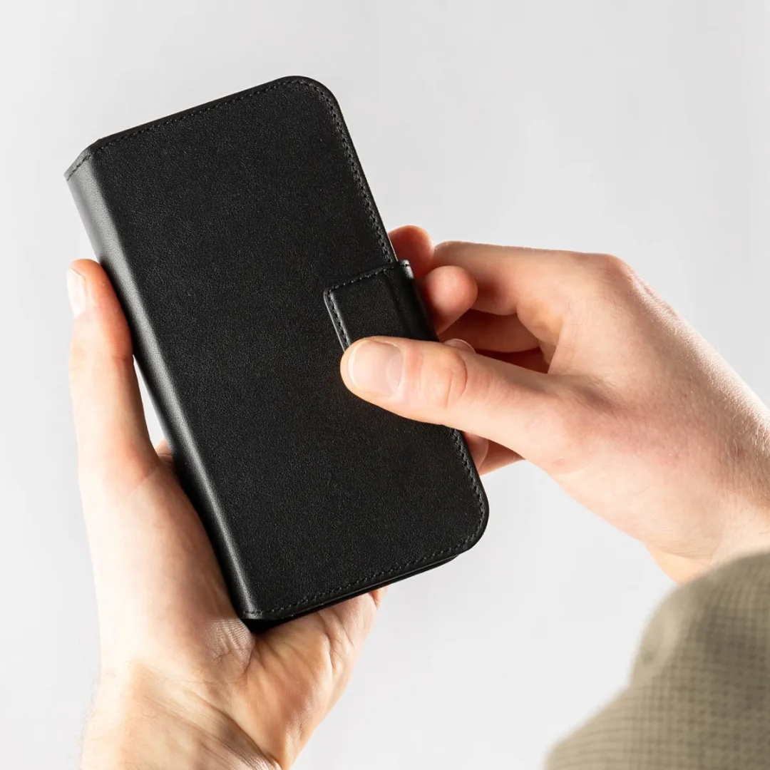 Accezz iPhone 16 Leather Bookcase Hoesje 3 Pasjes - Zwart