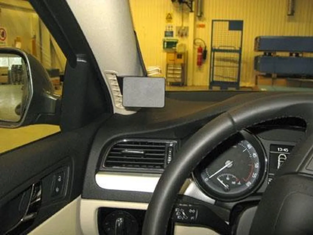 Brodit ProClip Zwart Kunststof - Skoda Superb 2009-2015 Linker Bevestiging