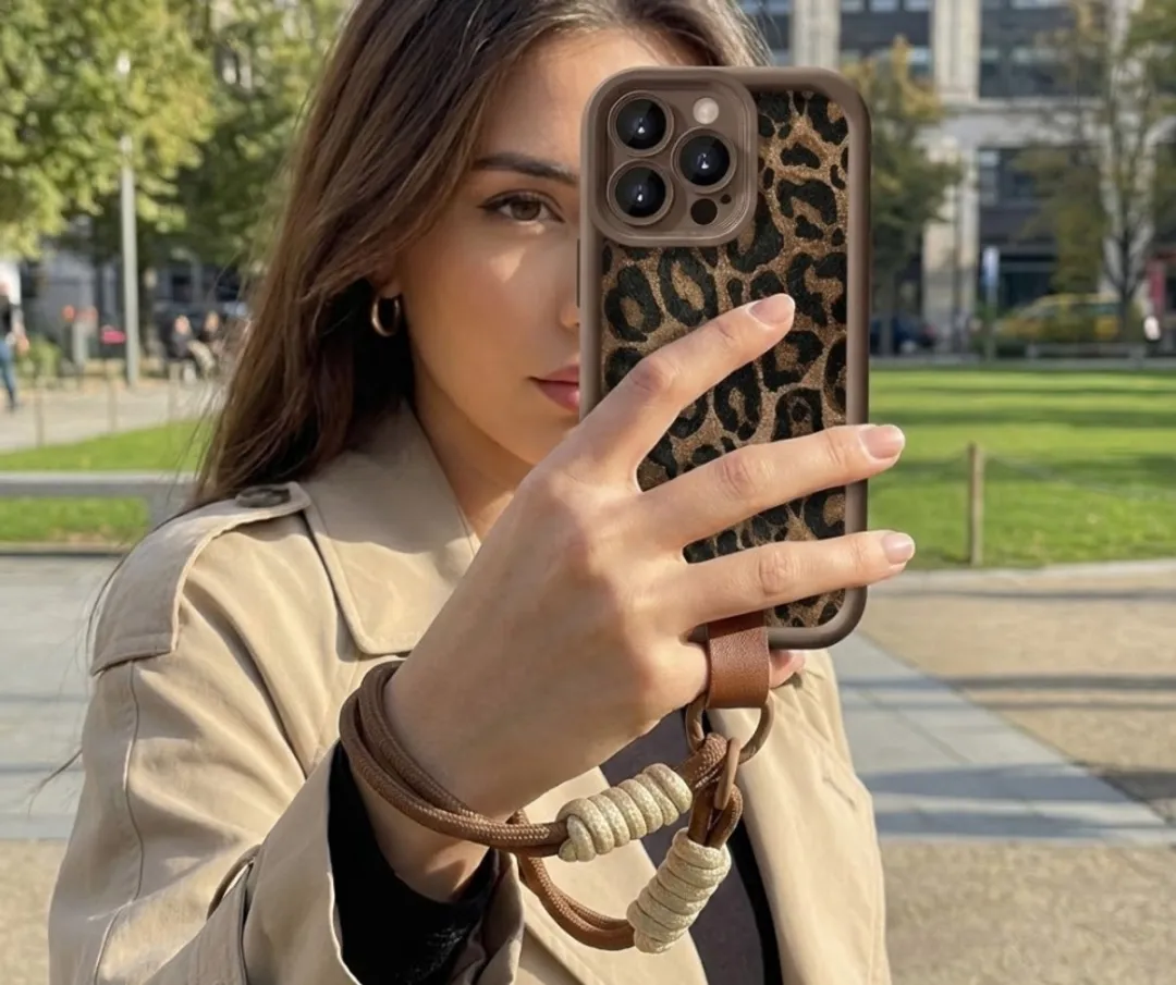 NUVEX iPhone 13 Hoesje Bruin Luipaard Print - met Koord