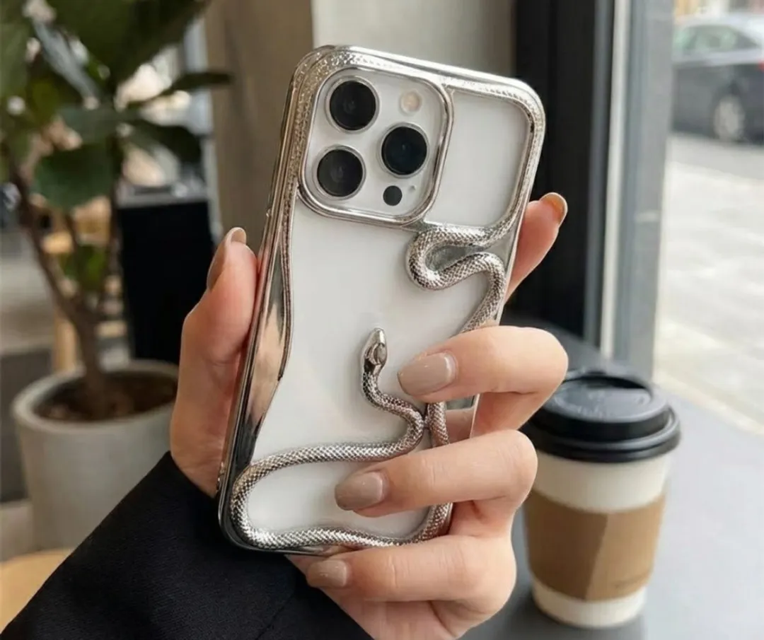 NUVEX iPhone 16 Pro Max Hoesje - Zilverkleurig 3D Slang Detail
