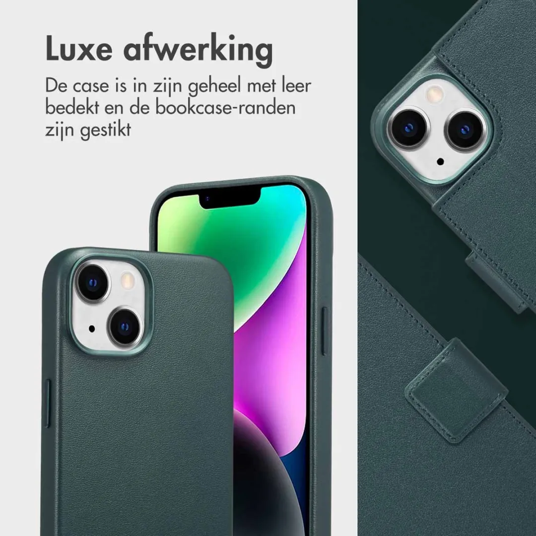 Accezz iPhone 14 Leather Bookcase Hoesje 3 Pasjes - Donkergroen