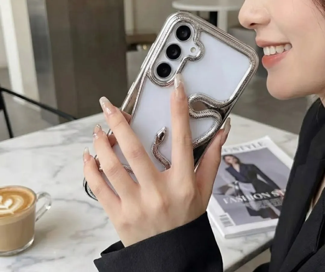 NUVEX Telefoonhoesje Samsung Galaxy A56 - Zilverkleurig - 3D Slang Detail