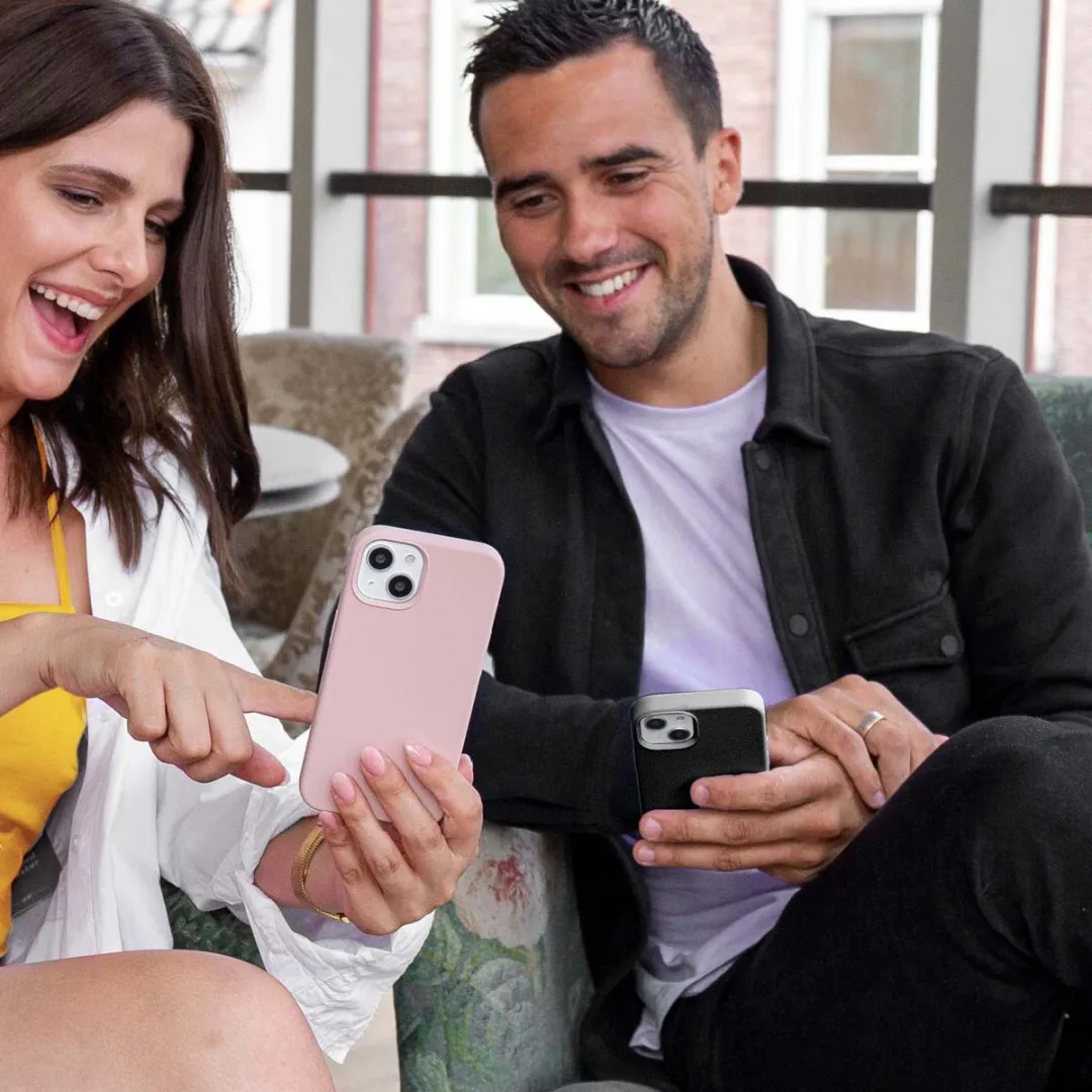 Accezz Hoesje - Geschikt voor Samsung Galaxy S23 Ultra - Liquid Silicone Backcover - Zwart