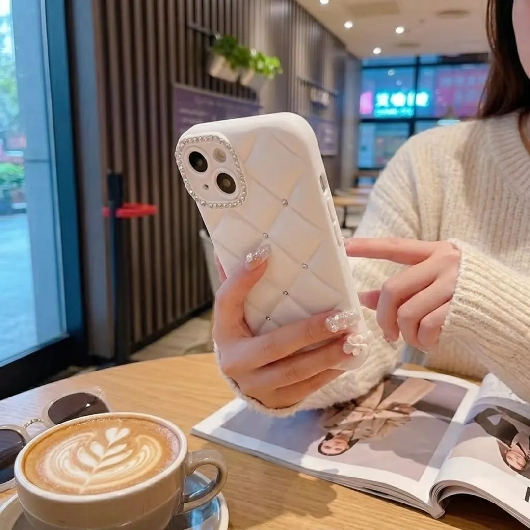 NuveX Wit Telefoonhoesje iPhone 14 - Strass & Cameraframe