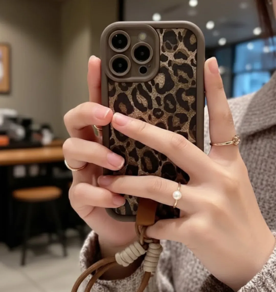 NUVEX iPhone 12 Pro Hoesje - Bruin Luipaard Print - Met Koord