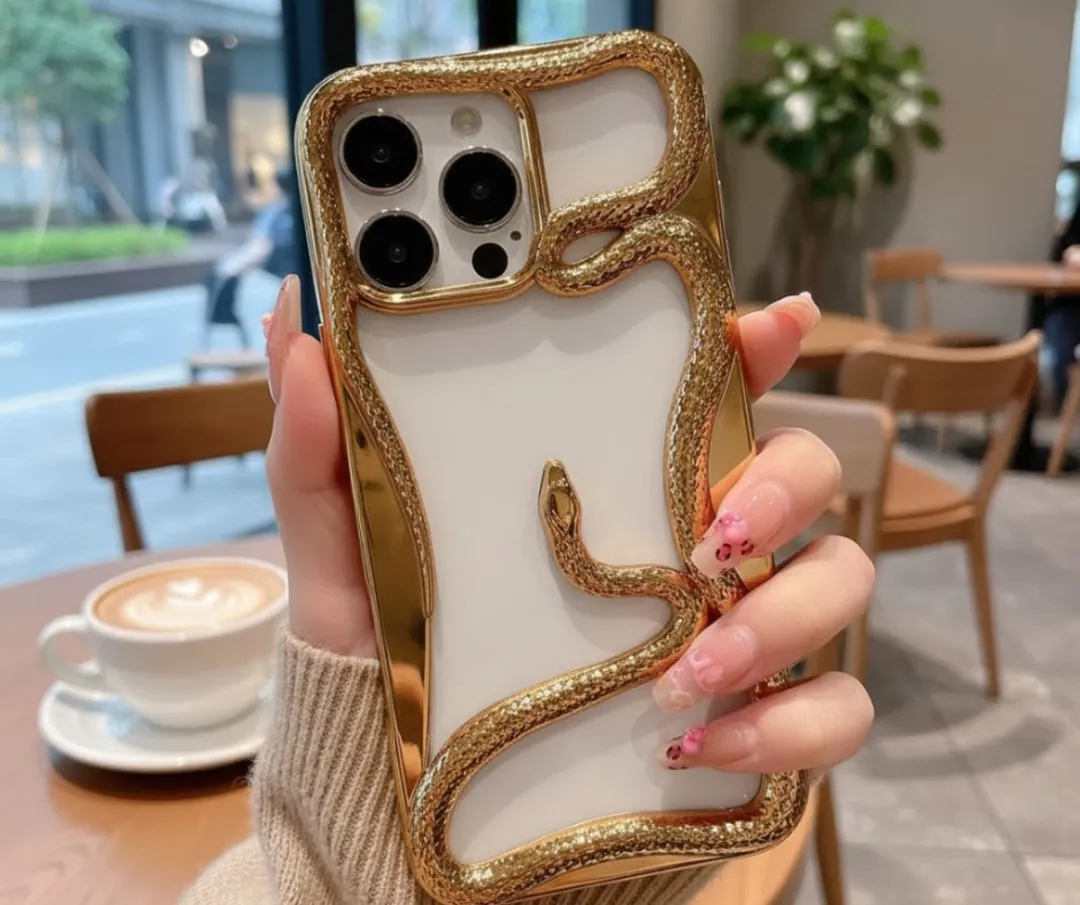 NUVEX iPhone 15 Pro Goud Slanghoesje - 3D Reliëf
