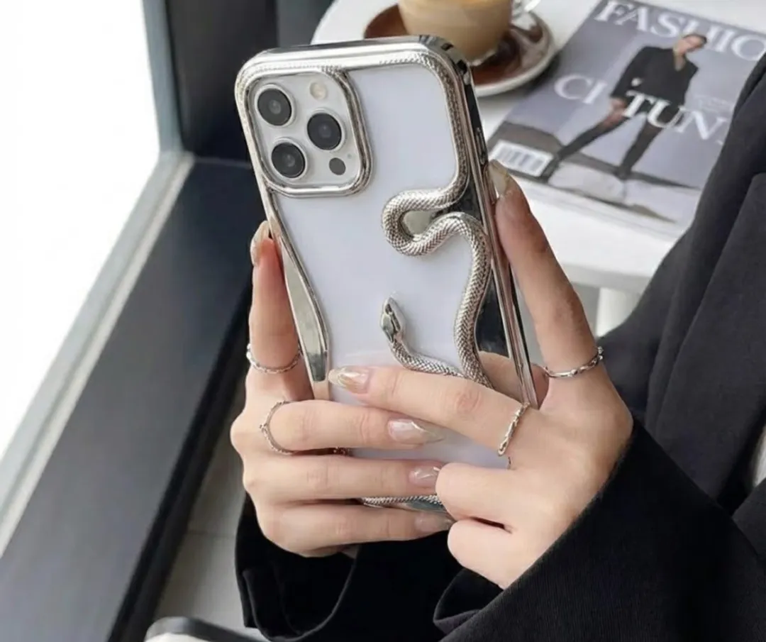 NUVEX iPhone 12 Pro Hoesje - Zilverkleurig - 3D Slang Detail