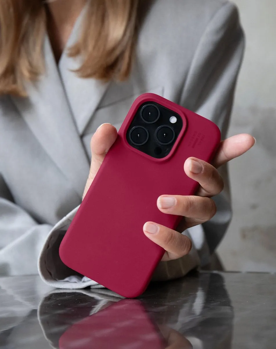 iDeal of Sweden iPhone 16 Silicone Case Cranberry - MagSafe - IDSICMS-I2461-521