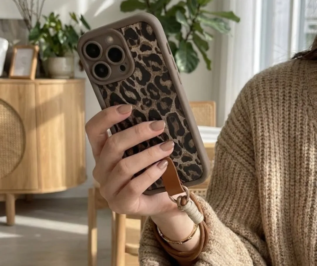 NUVEX iPhone 16 Pro Hoesje - Bruin Luipaard Print - Met Koord