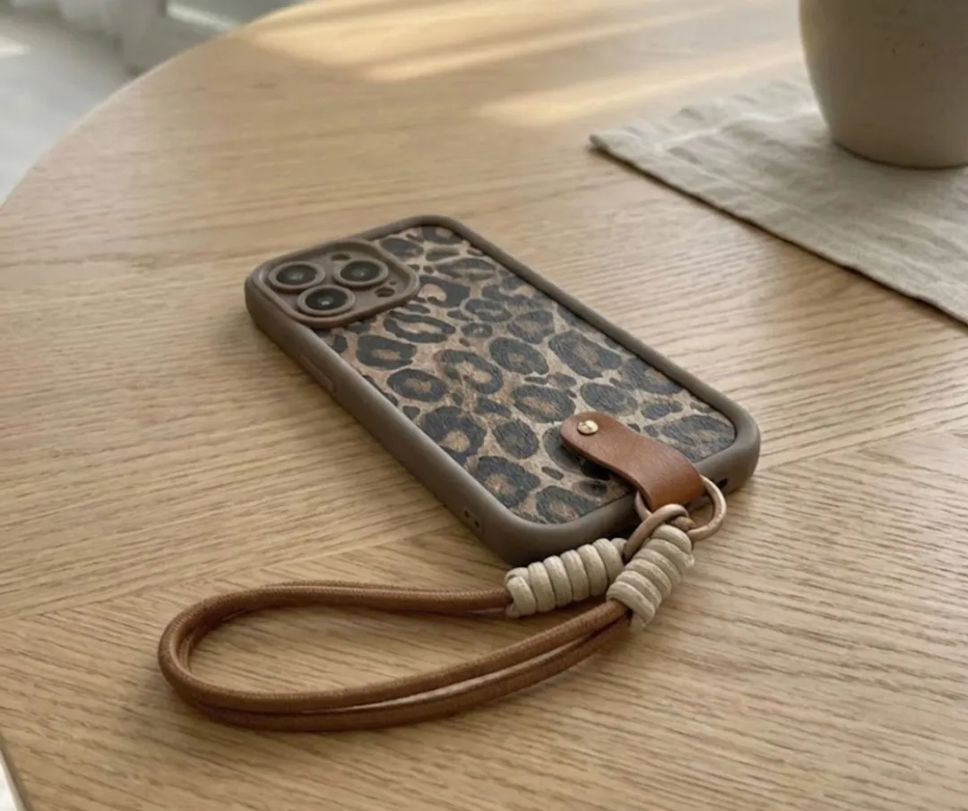 NUVEX iPhone 16 Pro Hoesje - Bruin Luipaard Print - Met Koord