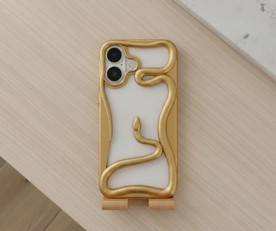 NUVEX iPhone 16 Goud Telefoonhoesje - 3D Slangdesign