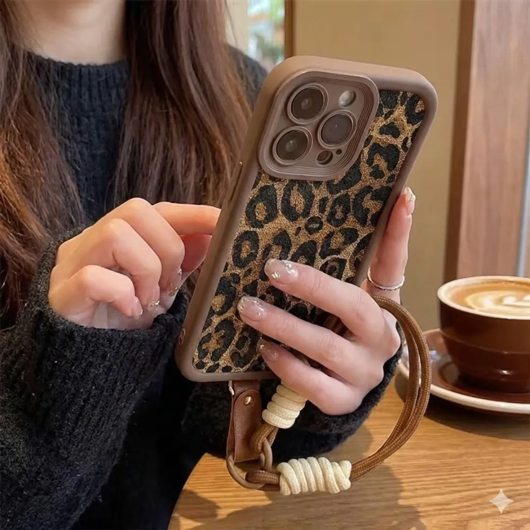 NUVEX iPhone 17 Pro Hoesje - Bruin Luipaard Print - Draagkoord