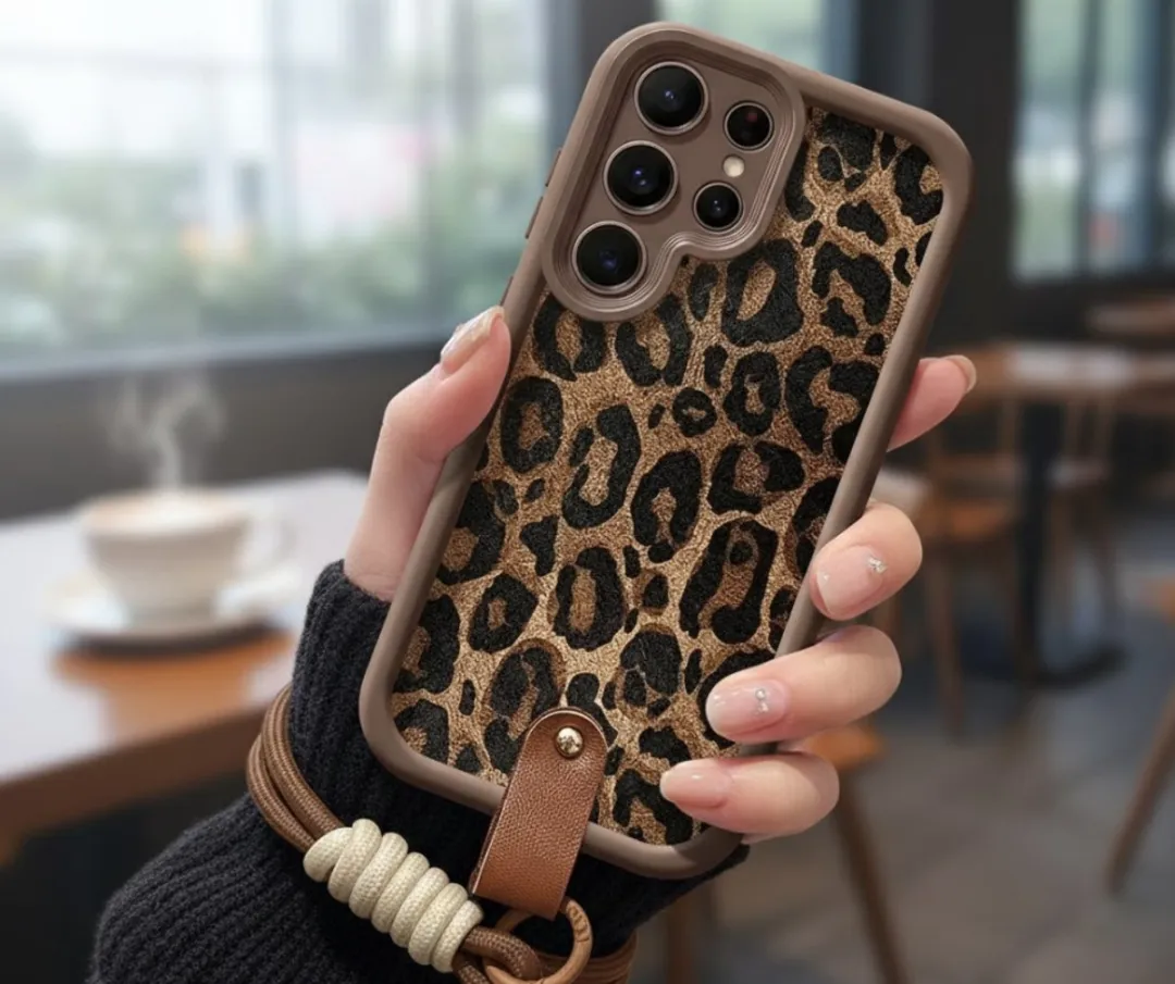 NUVEX Bruin Luipaard Print Hoesje Samsung S24 Ultra - met Koord