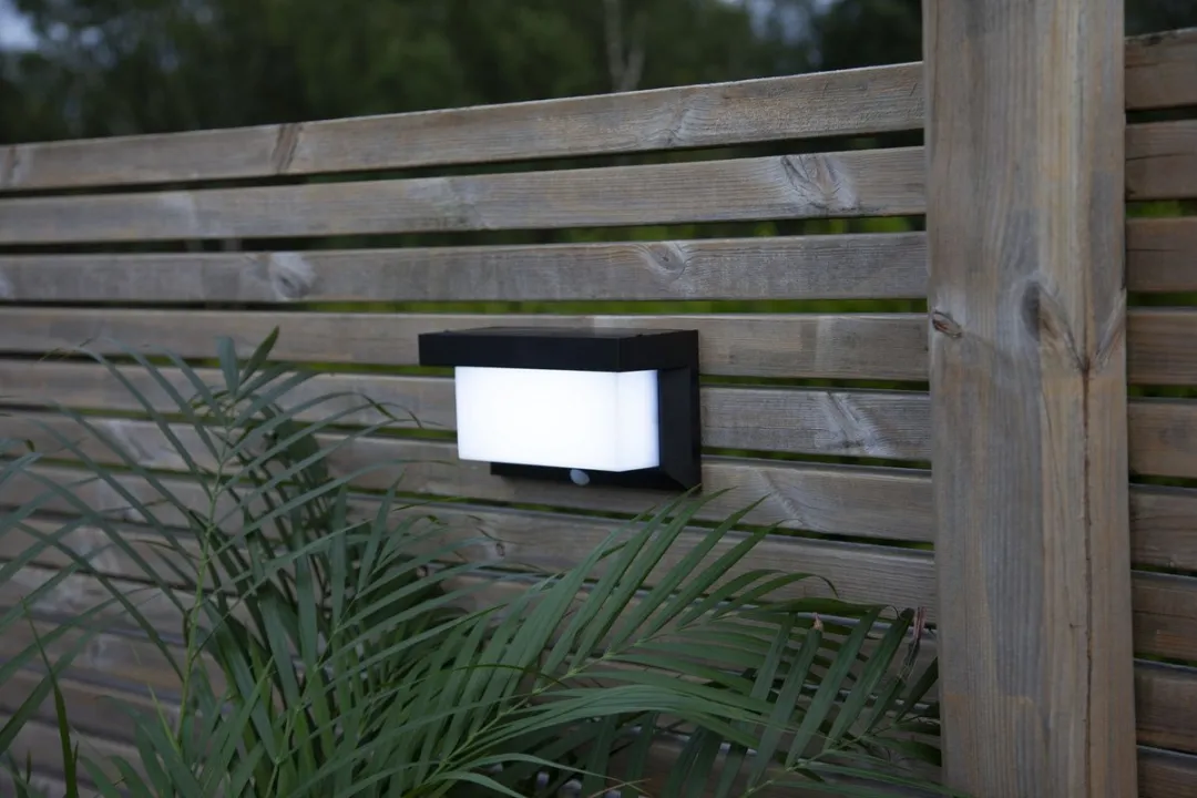 Star Trading Valla Wandlamp Zonne-energie 32 Lichtpunten - Zwart