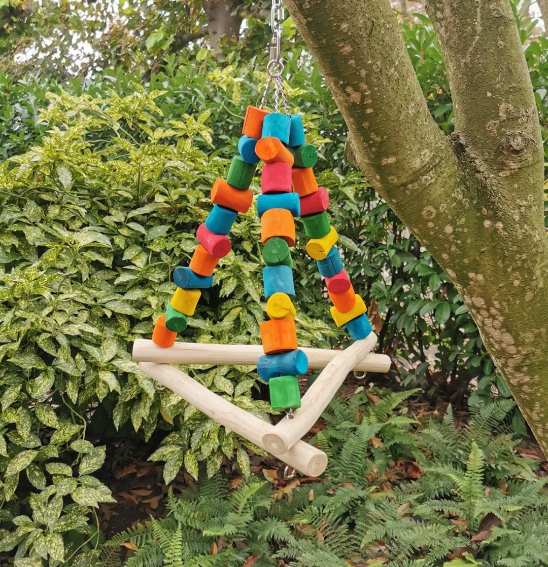 Medium triangel speelgoed van Java hout voor papegaaien (Grijze roodstaart, kaketoe, edel papegaai Enz.)