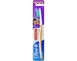 Oral-B Classic 3-Effect 40 Medium Tandenborstel - Oranje