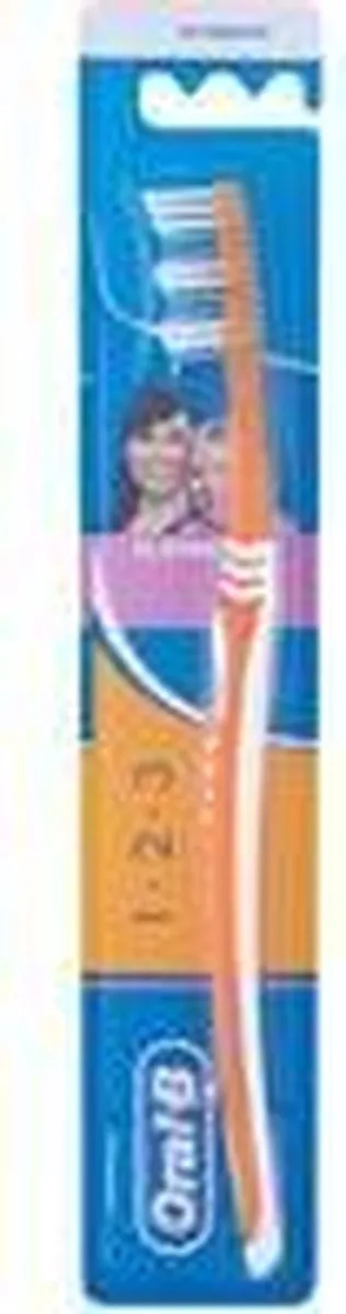 Oral-B Classic 3-Effect 40 Medium Tandenborstel - Oranje