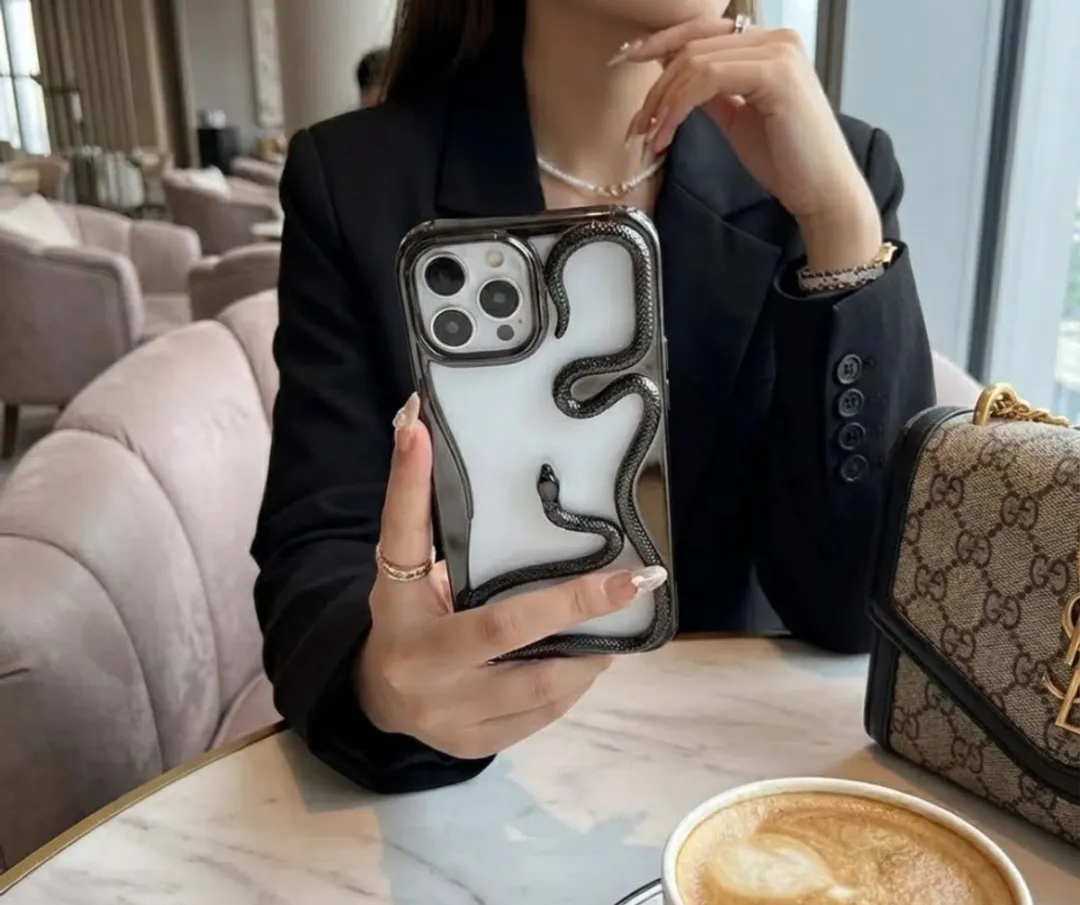 NUVEX iPhone 14 Plus Hoesje - Zwart - 3D Slang Design - afbeelding 3 van 4