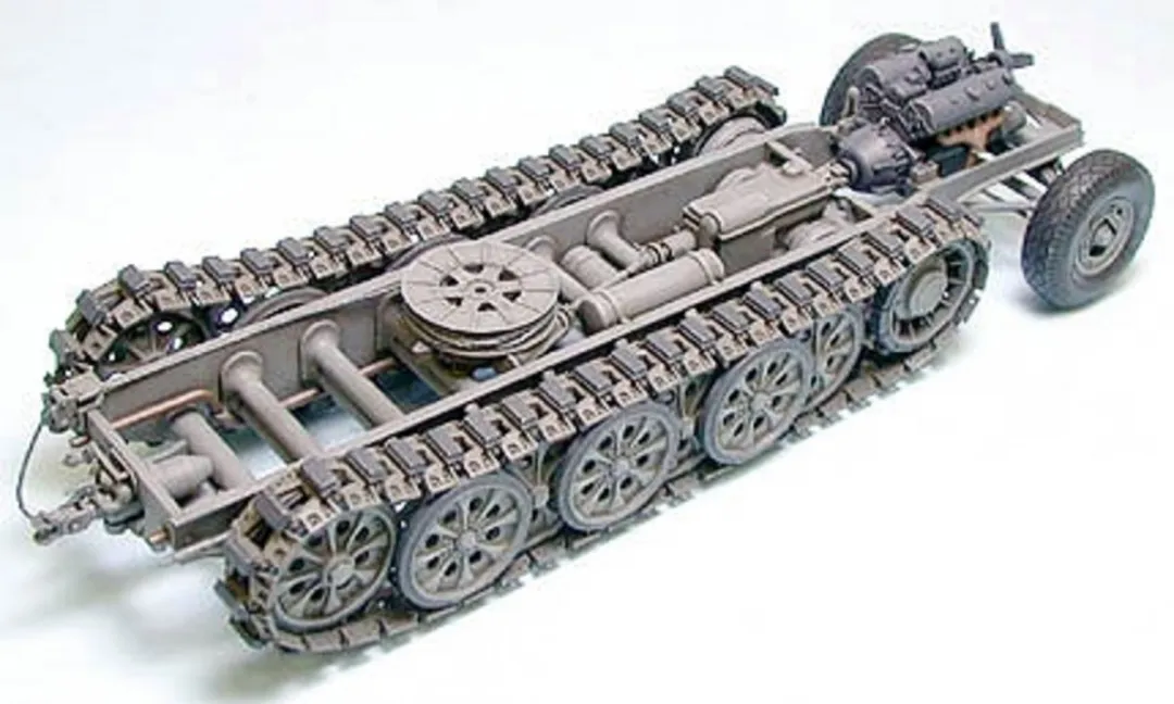 Tamiya 35239 German SdKfz.9 Famo 18ton Halftrack Modelbouwpakket - 1:35 - Multi