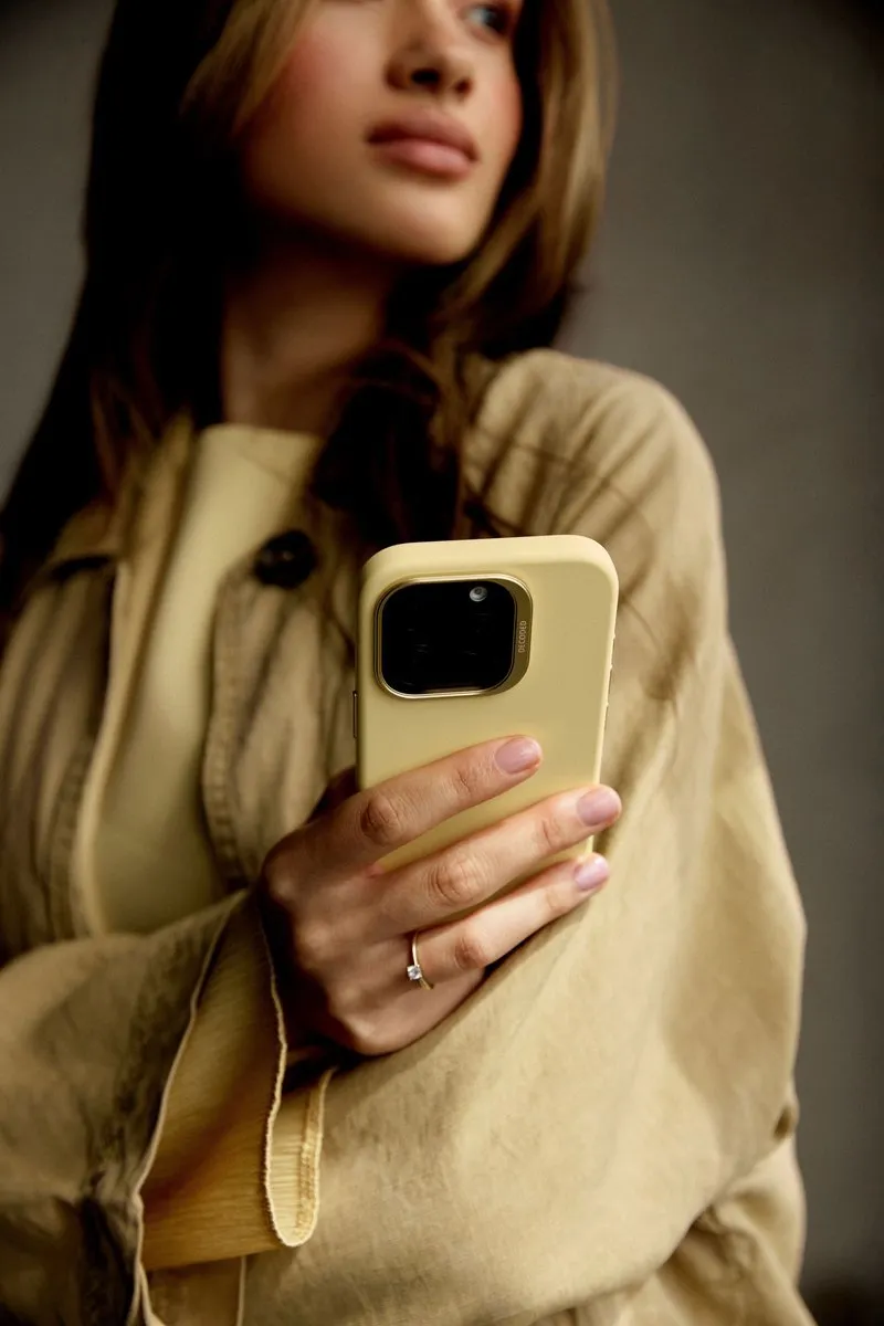 Decoded Siliconen Hoesje DEC2411 iPhone 15 Pro - Geel