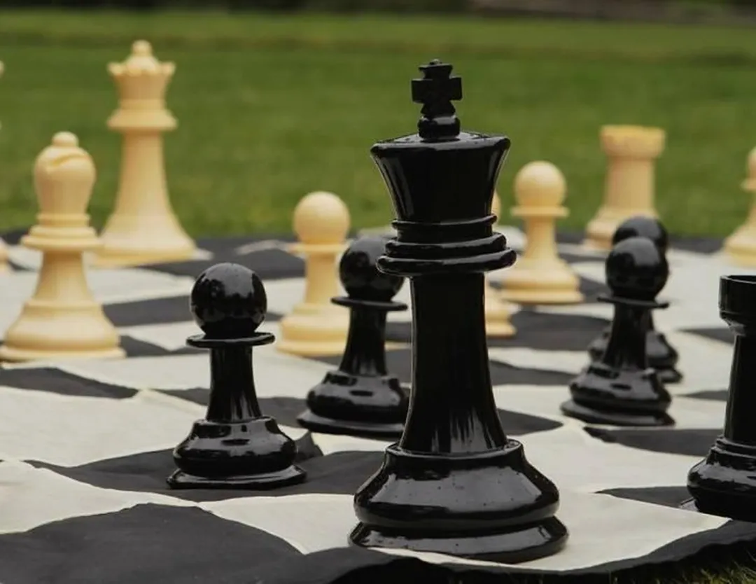 Ubergames Tuin Schaken - Kunststof 20cm - 140x140cm - Wit/Zwart