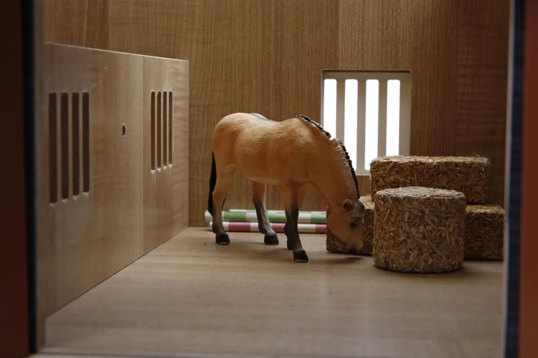 Kids Globe Paardenstal 1:24 - 2 Boxen + Berging - Bruin