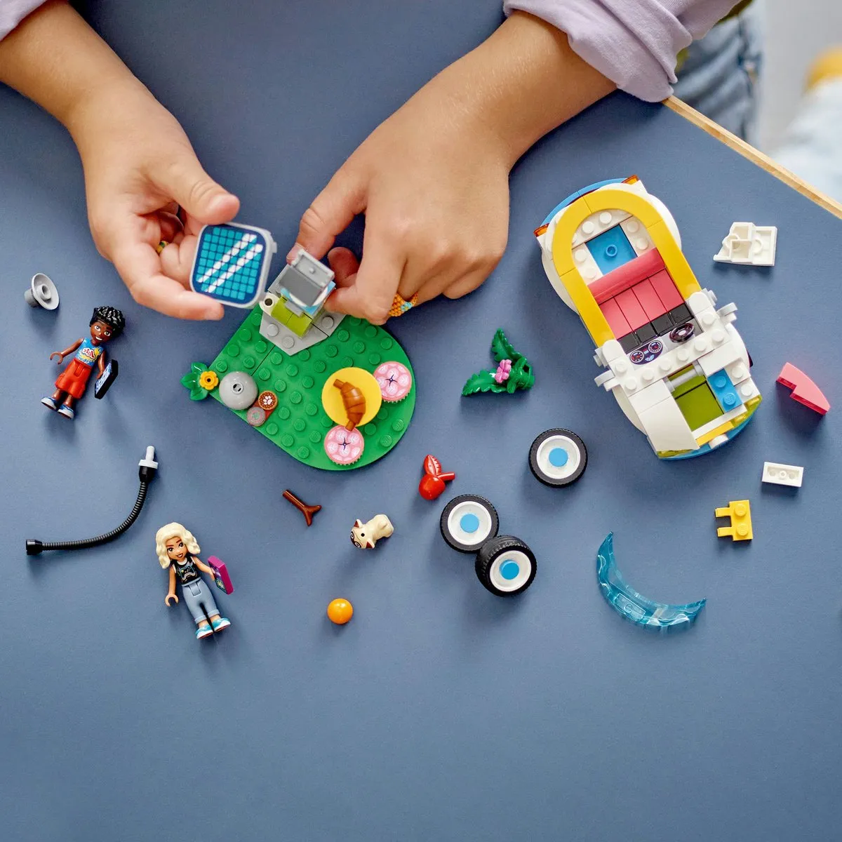 LEGO Friends Elektrische Auto 42609 - 170 Stukken - 2 Minifiguren