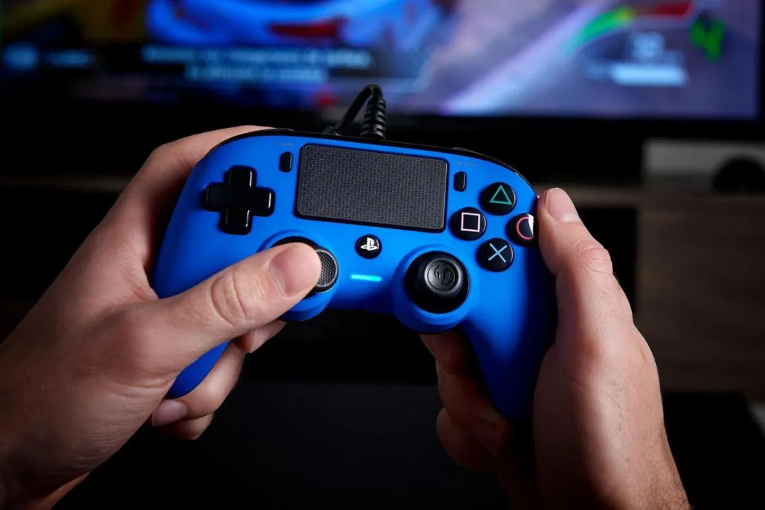Nacon Compact Official Licensed Bedrade Controller - PS4 - Blauw