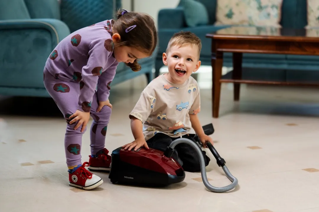 Klein Toys Miele stofzuiger - 19x35x12,5 cm - incl. geluidseffecten, praktische handgreep en hanger voor het mondstuk - rood