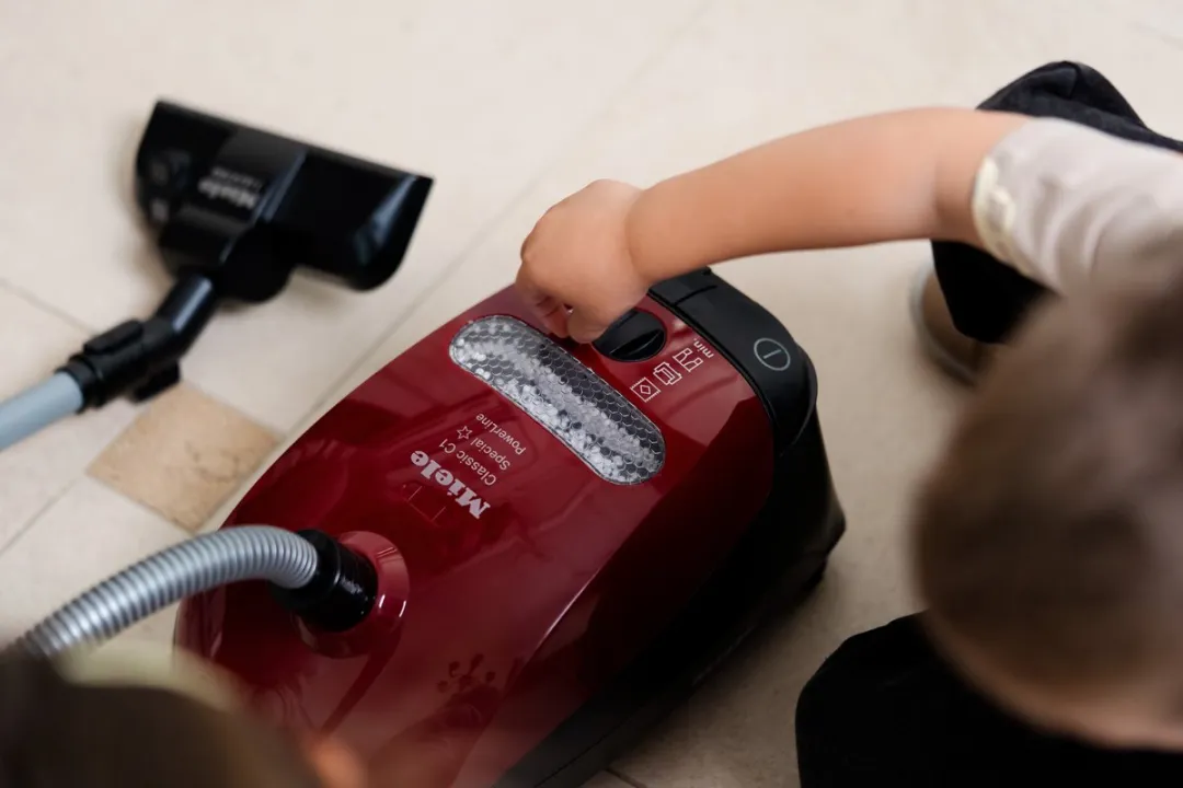 Klein Toys Miele Stofzuiger - Rood - afbeelding 6 van 6