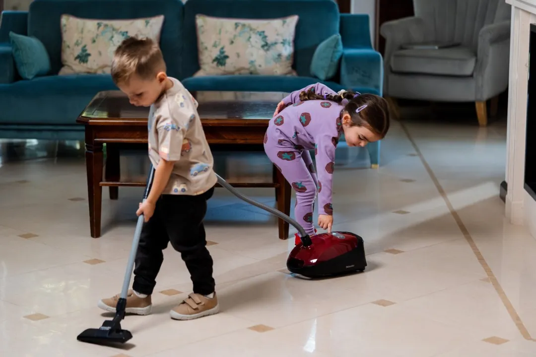 Klein Toys Miele stofzuiger - 19x35x12,5 cm - incl. geluidseffecten, praktische handgreep en hanger voor het mondstuk - rood