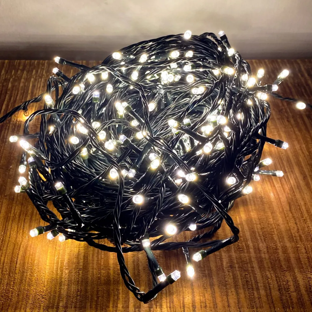 LED Kerstverlichting voor Binnen & Buiten | 30m | Verlengbaar tot 120m | 300 Warmwitte Lichtpuntjes | IP44 Waterdicht | Donkergroene Kabel | Energiezuinig 3,6W