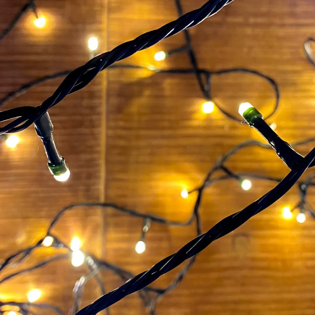 LED Kerstverlichting voor Binnen & Buiten | 30m | Verlengbaar tot 120m | 300 Warmwitte Lichtpuntjes | IP44 Waterdicht | Donkergroene Kabel | Energiezuinig 3,6W