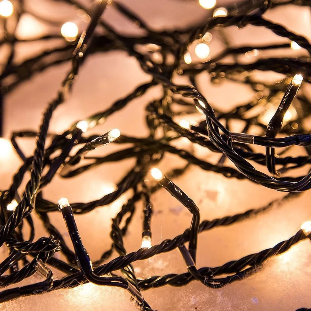 LED Kerstverlichting voor Binnen & Buiten | 30m | Verlengbaar tot 120m | 300 Warmwitte Lichtpuntjes | IP44 Waterdicht | Donkergroene Kabel | Energiezuinig 3,6W