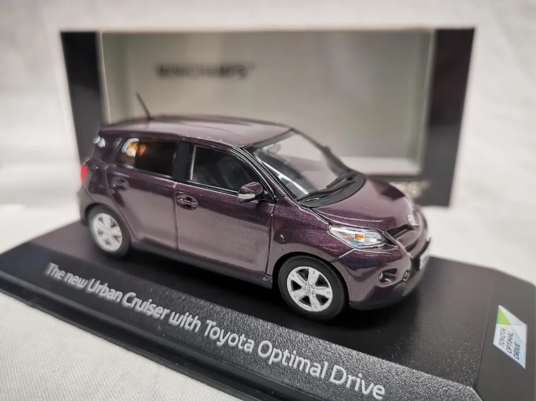 Toyota Urban Cruiser 2009 Minichamps 1:43 - Paars Metallic